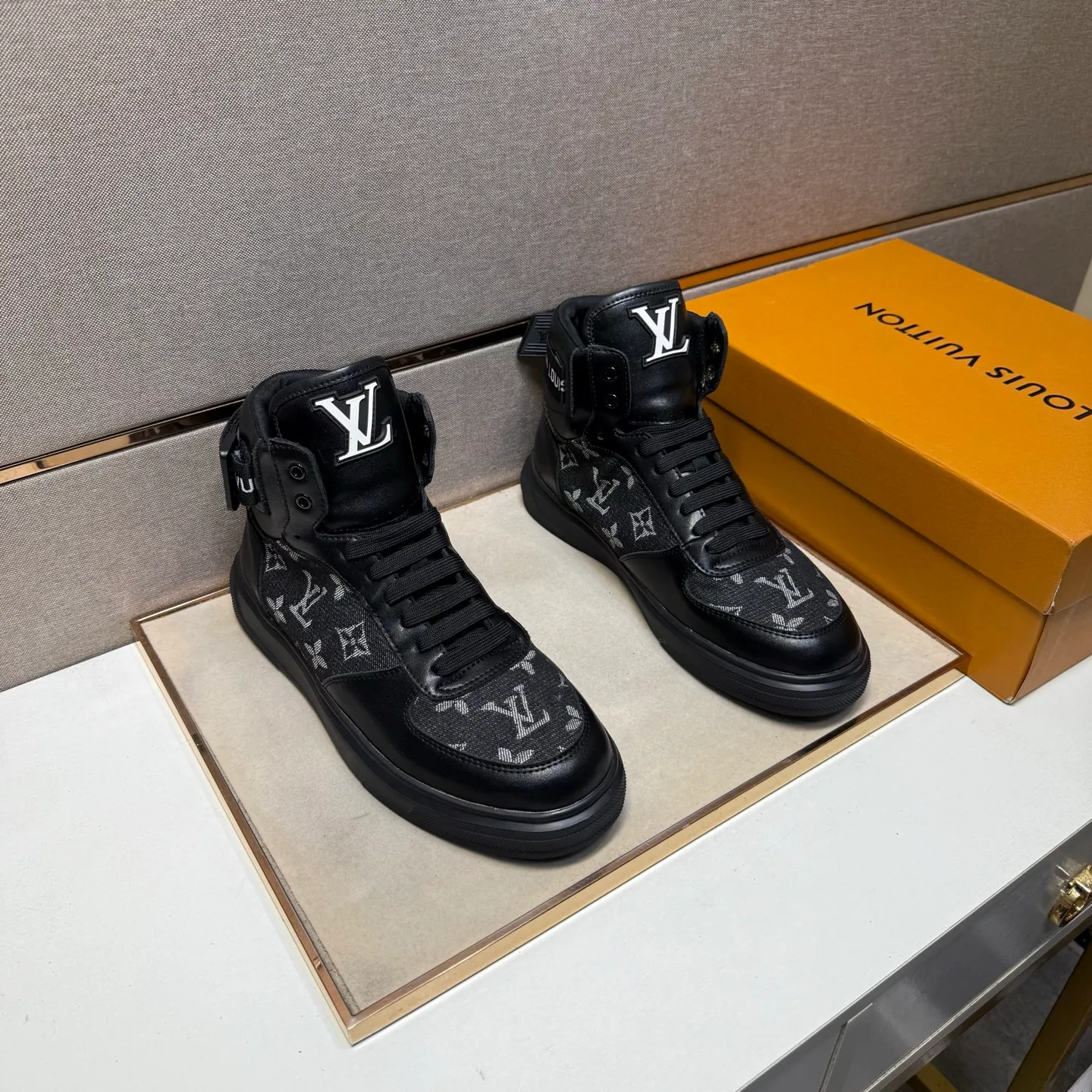 ⬛️Men's shoes 💰p420 [LV～] Men's high-top casual shoes 2025z cabinet sales simultaneously 🔶Size: 38-44 #️⃣ 🔷2 colors🔜The upper is made of multi-material splicing➕Mesh lining, comfortable and breathable, sole: original comfortable and wear-resistant outsole, ⚠️real thing📱photographed🎬real thing is better📢📢📢